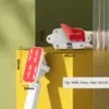 תקריב של תושבת קיר לבנה עם רפידות דביקות אדומות המציגות מידות: 68 מ