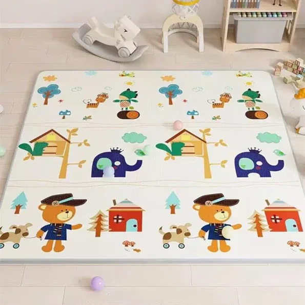 מחצלת משחק צבעונית עם עיצובים של חיות מצוירות, עצים ובתים. בעלי חיים מומלצים כוללים דובים לובשים בגדים, פילים ונמר על חד אופן. על רצפת העץ הבהירה פזורים גם כדורים צבעוניים.