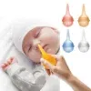 תינוק ישן בזמן שיד משתמשת בשואב אף כתום על האף. ארבעה שואבים נוספים בצבעים שונים (אדום, צהוב, כחול ולבן) מוצגים בצד ימין של התמונה. התינוק חובש כובע לבן ולבוש אפור.