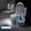 מושב אסלה מתקפל בעיצוב תכלת ואפור מוצג מחובר לאסלה רגילה. המושב מוצג גם מקופל וגם פרוש. הטקסט על התמונה קורא, 