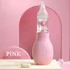 מפזר לחות ורוד ומודרני בעיצוב מלוטש מונח על משטח בהיר על רקע ורוד. המילה 