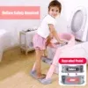 ילד צעיר משתמש בסולם אימון בסיר ורוד ואפור עם מעקה בטיחותי חלול כדי להגיע לאסלה. תמונה משובצת מציגה את עיצוב 