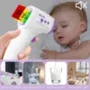 אדם משתמש במדחום אינפרא אדום לבן וסגול ליד מצחו של ילד ישן. התצוגה מציגה קריאות טמפרטורה בצבעים שונים. למטה, תמונות מתארות את השימושים השונים של המדחום: גוף, מים, חלב וטמפרטורת החדר.